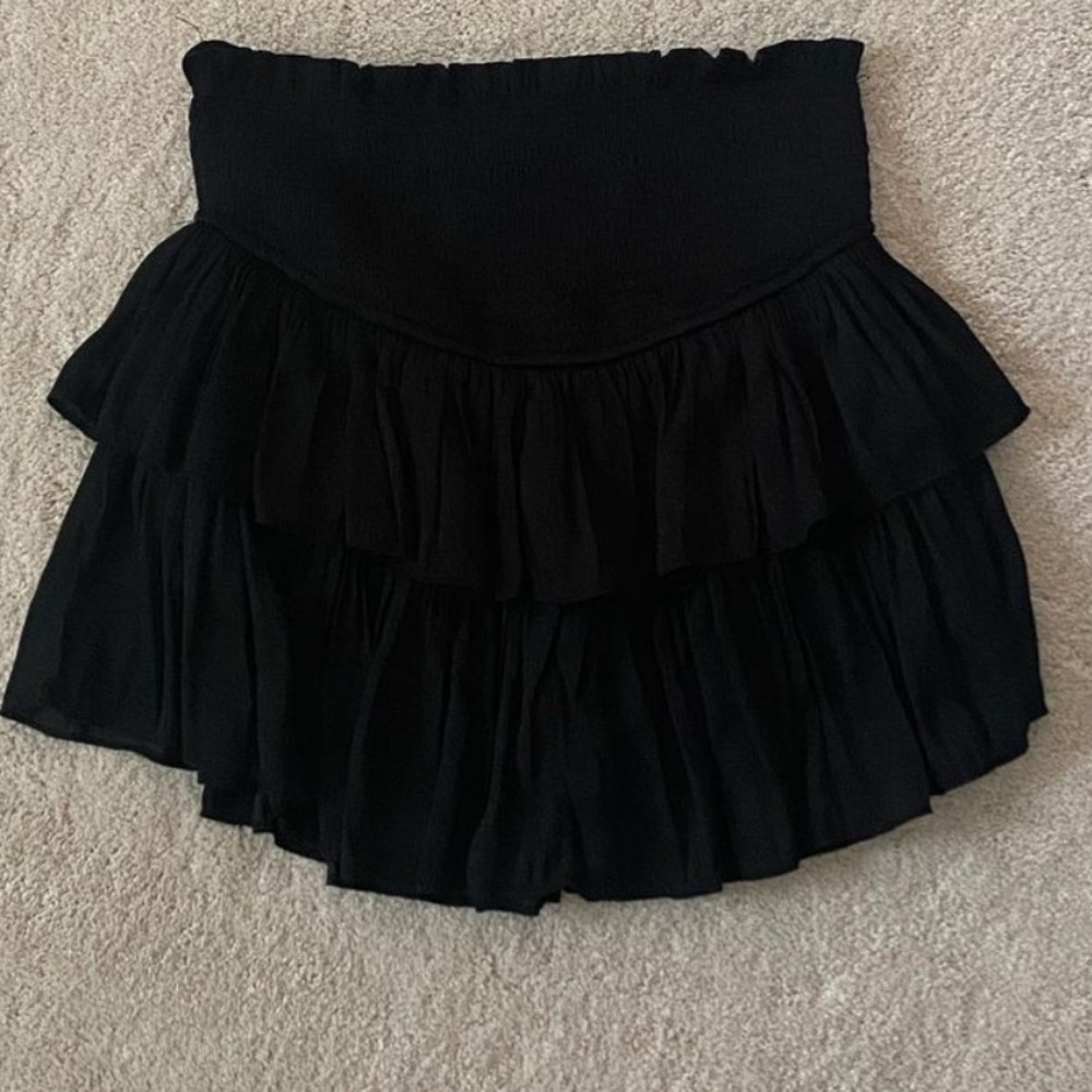 black fabrik mini skirt perfect for fall size small